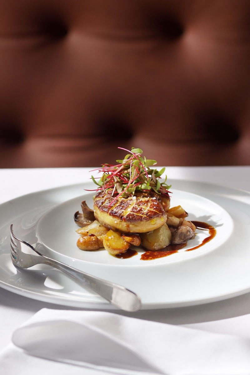 Foie gras poêlé, garniture de saison et jus corsé