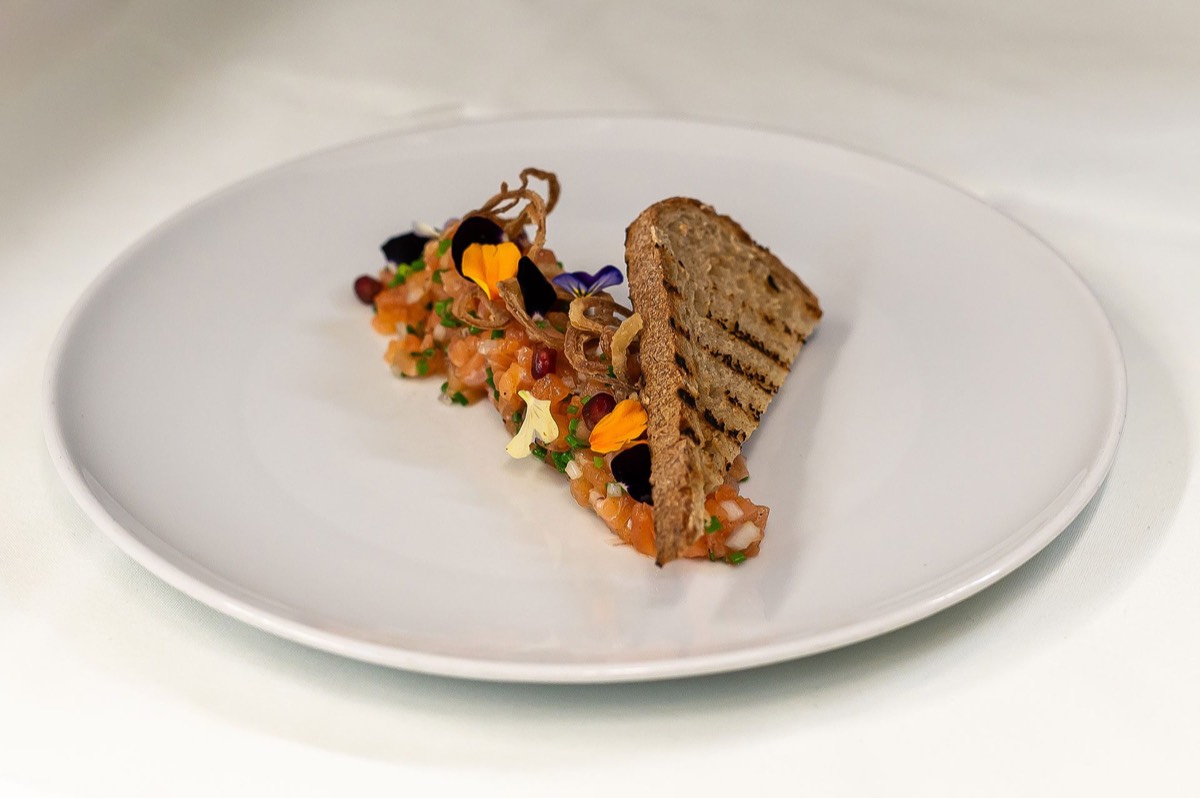 Tartare de saumon et pain grillé