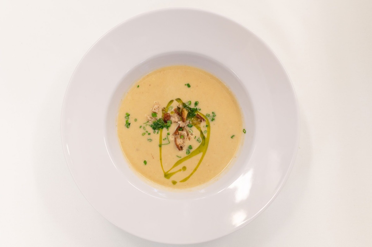 Velouté du moment, garniture aux herbes